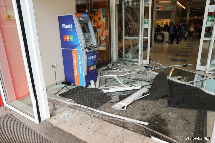 Na terenie Stalowej Woli doszło do staranowania drzwi wejściowych do hipermarketu Tesco na ulicy Przemysłowej oraz bramy Komendy Powiatowej Policji.