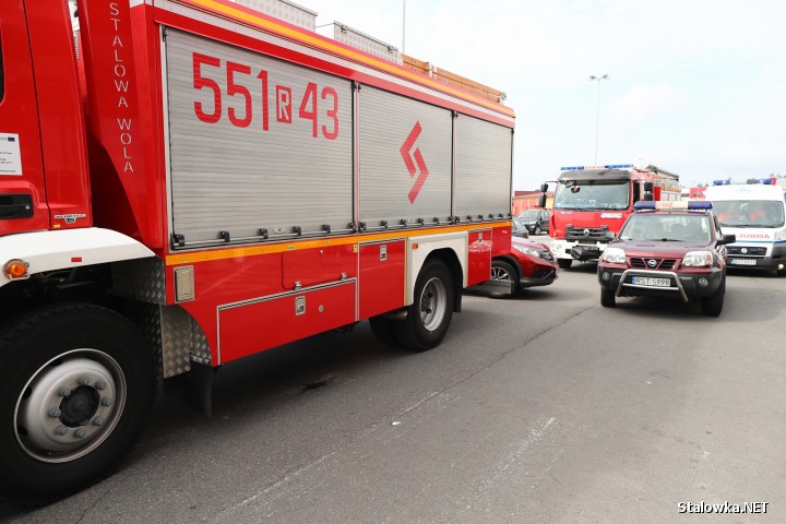 Na terenie Stalowej Woli doszło do staranowania drzwi wejściowych do hipermarketu Tesco na ulicy Przemysłowej oraz bramy Komendy Powiatowej Policji.