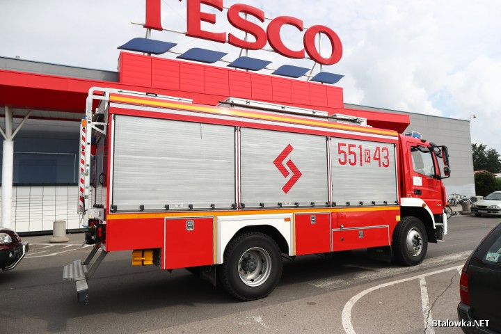 Na terenie Stalowej Woli doszło do staranowania drzwi wejściowych do hipermarketu Tesco na ulicy Przemysłowej oraz bramy Komendy Powiatowej Policji.