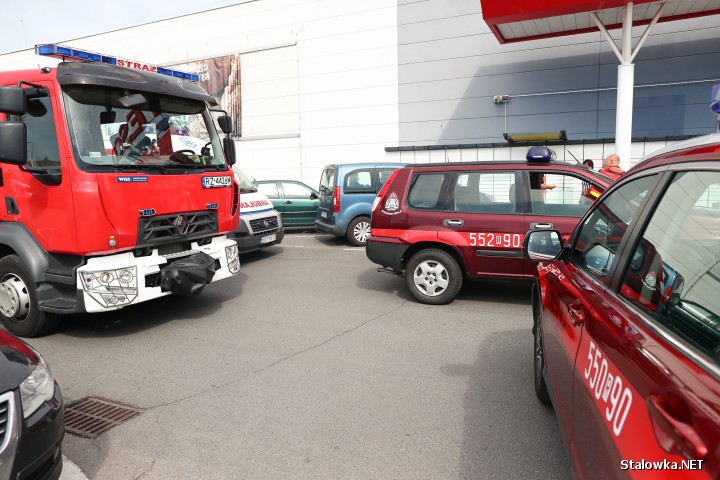 Na terenie Stalowej Woli doszło do staranowania drzwi wejściowych do hipermarketu Tesco na ulicy Przemysłowej oraz bramy Komendy Powiatowej Policji.