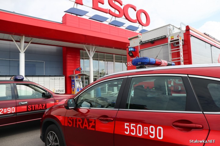 Na terenie Stalowej Woli doszło do staranowania drzwi wejściowych do hipermarketu Tesco na ulicy Przemysłowej oraz bramy Komendy Powiatowej Policji.