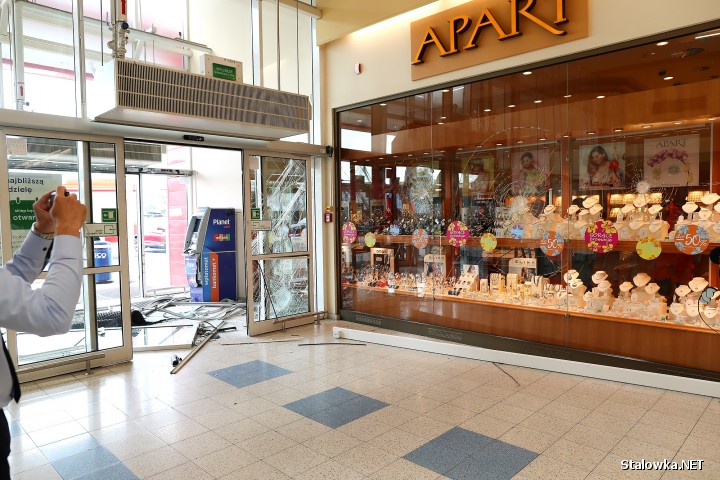 Na terenie Stalowej Woli doszło do staranowania drzwi wejściowych do hipermarketu Tesco na ulicy Przemysłowej oraz bramy Komendy Powiatowej Policji.