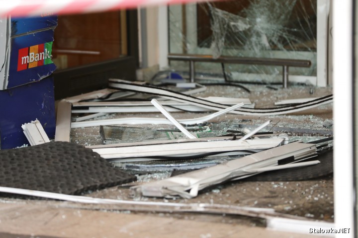 Na terenie Stalowej Woli doszło do staranowania drzwi wejściowych do hipermarketu Tesco na ulicy Przemysłowej oraz bramy Komendy Powiatowej Policji.