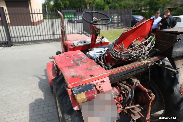 Na terenie Stalowej Woli doszło do staranowania drzwi wejściowych do hipermarketu Tesco na ulicy Przemysłowej oraz bramy Komendy Powiatowej Policji.