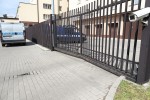 Na terenie Stalowej Woli doszło do staranowania drzwi wejściowych do hipermarketu Tesco na ulicy Przemysłowej oraz bramy Komendy Powiatowej Policji.