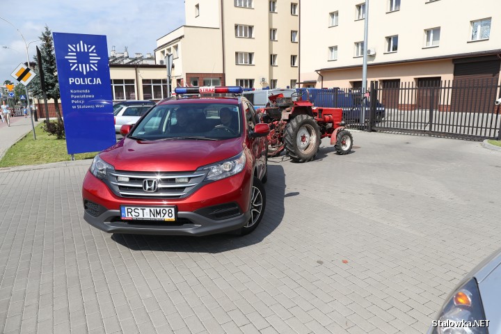 Na terenie Stalowej Woli doszło do staranowania drzwi wejściowych do hipermarketu Tesco na ulicy Przemysłowej oraz bramy Komendy Powiatowej Policji.