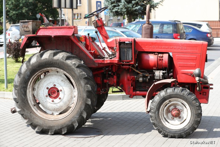 Na terenie Stalowej Woli doszło do staranowania drzwi wejściowych do hipermarketu Tesco na ulicy Przemysłowej oraz bramy Komendy Powiatowej Policji.