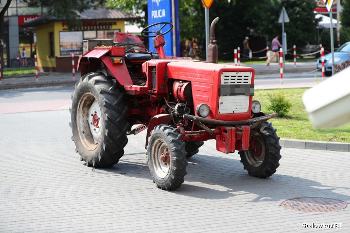 Na terenie Stalowej Woli doszło do staranowania drzwi wejściowych do hipermarketu Tesco na ulicy Przemysłowej oraz bramy Komendy Powiatowej Policji.
