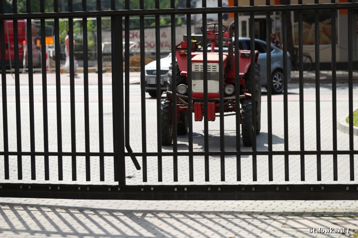 Na terenie Stalowej Woli doszło do staranowania drzwi wejściowych do hipermarketu Tesco na ulicy Przemysłowej oraz bramy Komendy Powiatowej Policji.