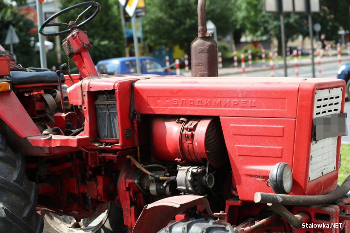 Na terenie Stalowej Woli doszło do staranowania drzwi wejściowych do hipermarketu Tesco na ulicy Przemysłowej oraz bramy Komendy Powiatowej Policji.