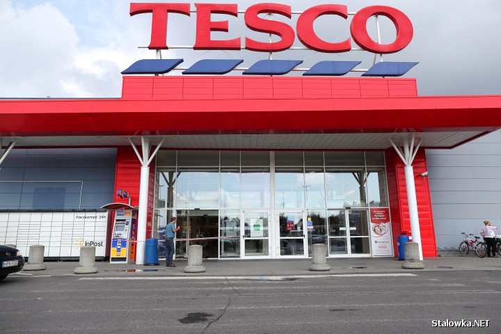 Na terenie Stalowej Woli doszło do staranowania drzwi wejściowych do hipermarketu Tesco na ulicy Przemysłowej oraz bramy Komendy Powiatowej Policji.