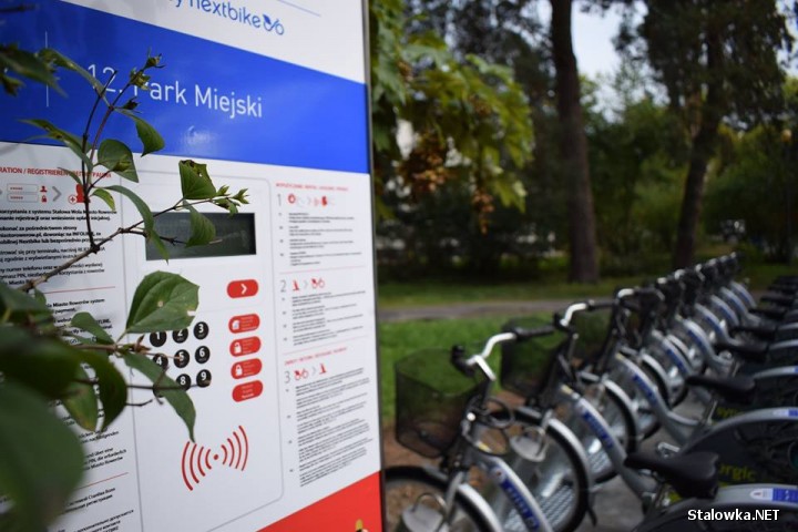 W Stalowej Woli powstała kolejna stacja roweru miejskiego. Dwunastą postanowiono zlokalizować na terenie parku miejskiego gdzie od niedawna funkcjonuje wodny plac zabaw a niebawem otwarty zostanie park linowy.