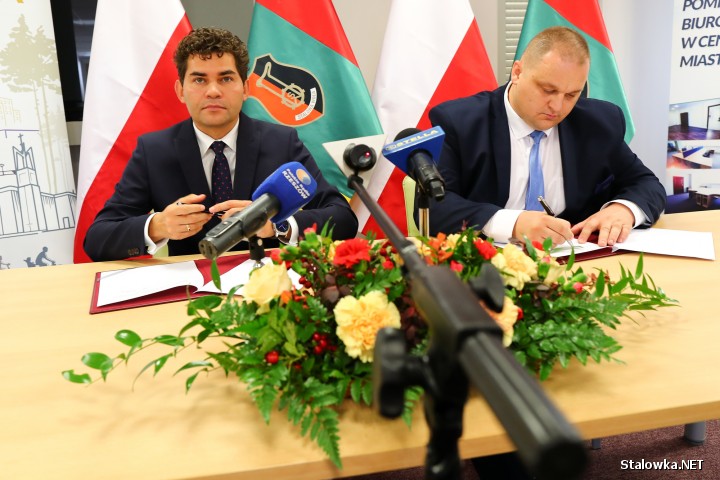 Prezydent Stalowej Woli Lucjusz Nadbereżny oraz Sebastian Murawski, pełnomocnik Agencji Rozwoju Przemysłu podpisali list intencyjny o realizacji programu Fabryka w Stalowej Woli.