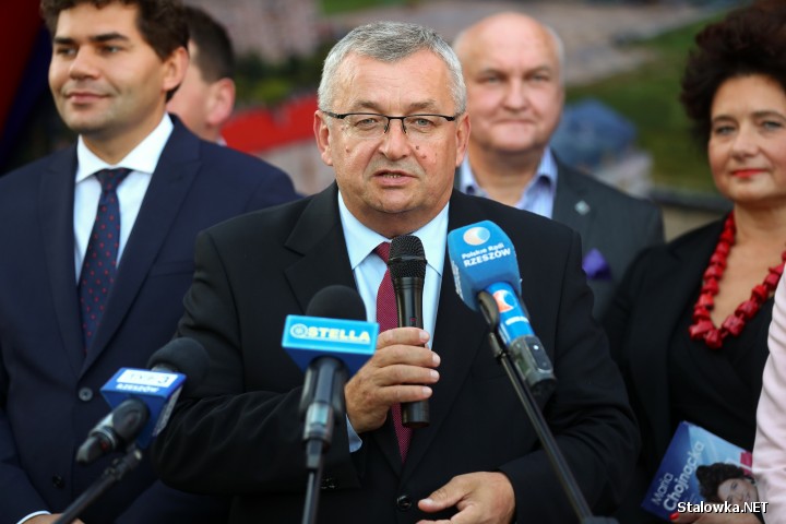 Minister Infrastruktury Andrzej Adamczyk był gościem spotkania osiedlowego w Rozwadowie organizowanego przez komitet wyborczy Prawa i Sprawiedliwości.