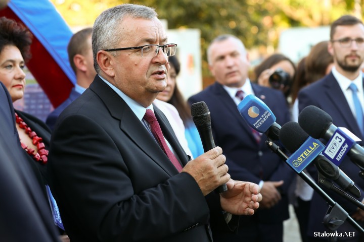 Minister Infrastruktury Andrzej Adamczyk był gościem spotkania osiedlowego w Rozwadowie organizowanego przez komitet wyborczy Prawa i Sprawiedliwości.