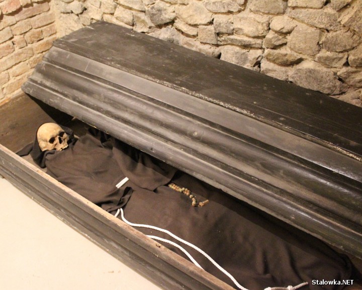 W kryptach pochowano 29 braci kapucynów: 16 osób z rodziny książęcej oraz 2 dobrodziejów klasztoru.