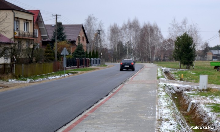 W Kępiu Zaleszańskim na całej długości 990 -metrowego odcinka został wykonany ciąg pieszy o szerokości 2 metrów.