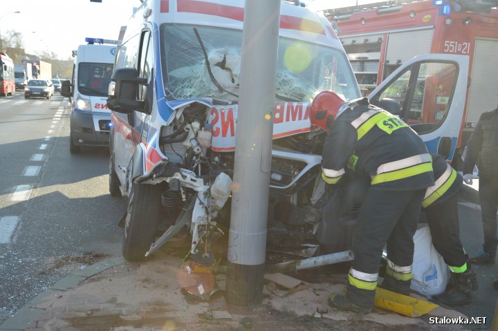 Do zderzenia karetki z samochodem osobowym doszło na Alejach Jana Pawła II w Stalowej Woli.