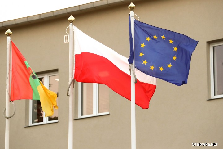 Na jednym z trzech masztów przed budynkiem Urzędu Miasta w Stalowej Woli po raz pierwszy zawisła flaga Unii Europejskiej. Radni opozycji zauważyli też jej obecność na sali obrad. Nie kryli swojego tryumfu.