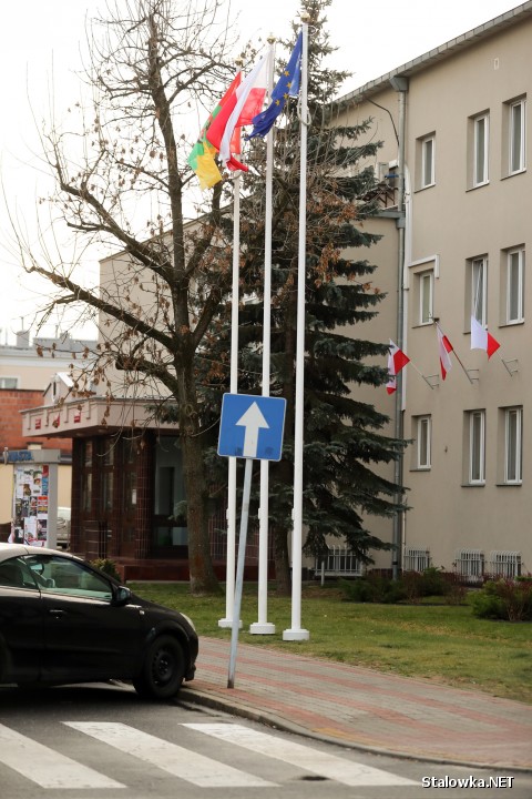 Na jednym z trzech masztów przed budynkiem Urzędu Miasta w Stalowej Woli po raz pierwszy zawisła flaga Unii Europejskiej. Radni opozycji zauważyli też jej obecność na sali obrad. Nie kryli swojego tryumfu.