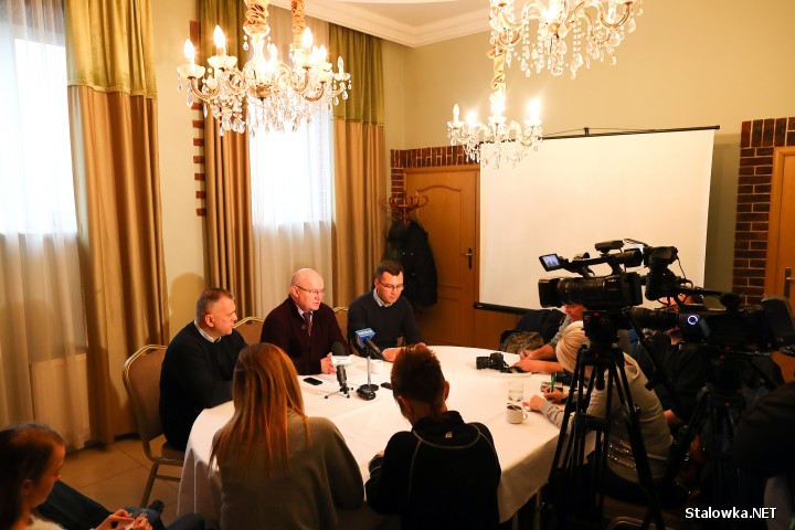 Radni: Andrzej Szymonik, Andrzej Szlęzak i Damian Marczak zwołali konferencję prasową na temat podwyżek cen energii elektrycznej.