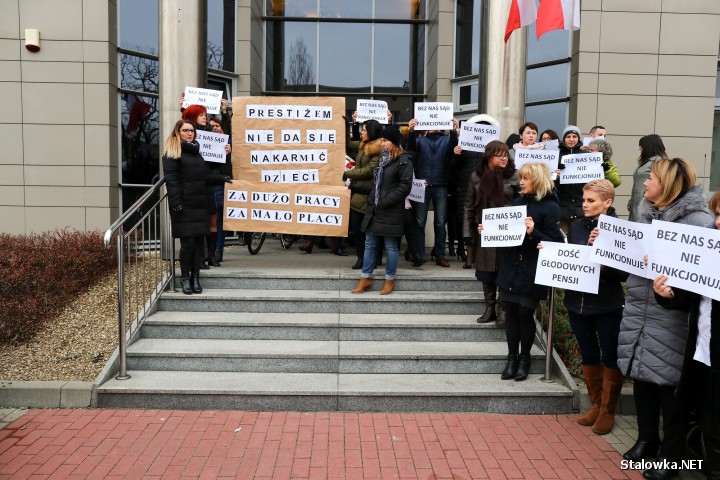 Stalowa Wola: protest urzędników przed Sądem Rejonowym