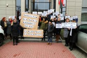 Kosztem przerwy śniadaniowej około 40 pracowników Sądu Rejonowego w Stalowej Woli wyszło przed budynek aby dołączyć do ogólnopolskiego protestu urzędników wymiaru sprawiedliwości.