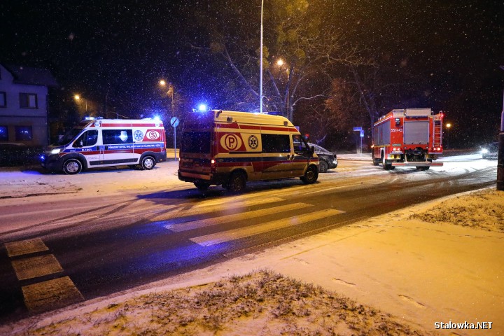 Na skrzyżowaniu Alej Jana Pawła II z ulicą Piaskową doszło do kolizji autobusu z samochodem osobowym.