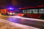 Na skrzyżowaniu Alej Jana Pawła II z ulicą Piaskową doszło do kolizji autobusu z samochodem osobowym.