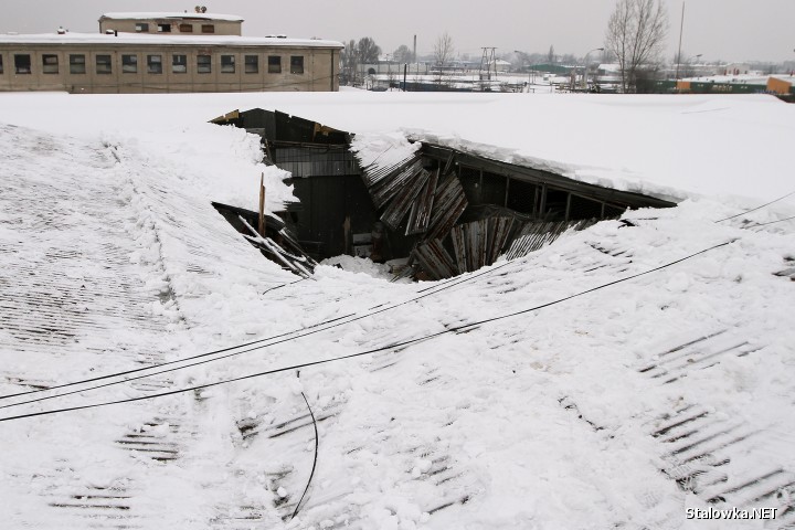 Czym grozi nie usuwanie śniegu z dachów? Przykładem może być jego zawalenie w jednej z hal magazynowych przy ul. Niezłomnych w Stalowej Woli w 2010 roku.