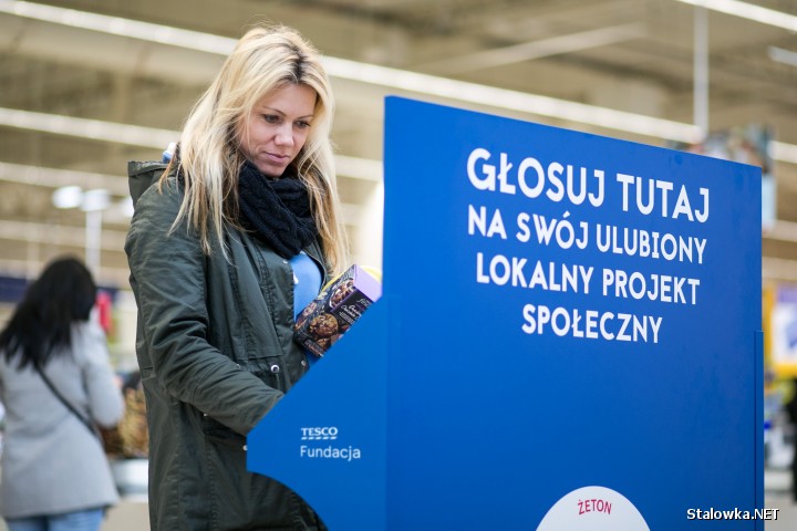 Decydujesz, pomagamy - pod takim hasłem trwa głosowanie na lokalne projekty w całej Polsce. W sklepach TESCO są dostępne stoiska, w których możemy się zapoznać z inicjatywami oraz oddać głos za pomocą specjalnego żetonu.