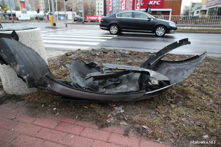 Na miejscu pracowali policjanci ze stalowowolskiej drogówki. Przebadano alkomatem kierowców - byli trzeźwi. Zdarzenie zostało zakwalifikowane jako kolizja.