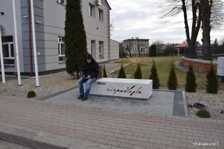 W powiecie stalowowolskim ławkę zainstalowano w Zaleszanach obok Urzędu Gminy.