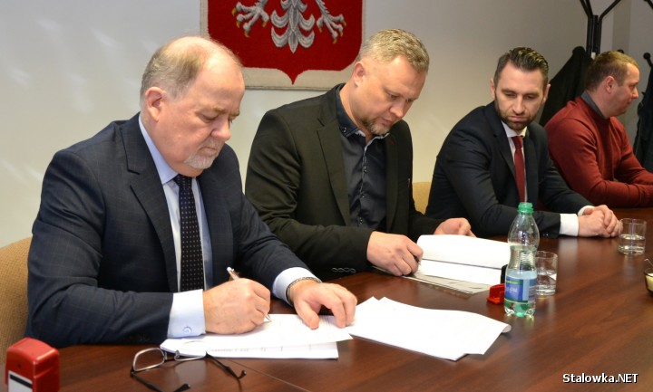 Umowę podpisał w dniu 12 lutego 2019 roku starosta stalowowolski Janusz Zarzeczny. W spotkaniu uczestniczył również wójt gminy Pysznica Łukasz Bajgierowicz.