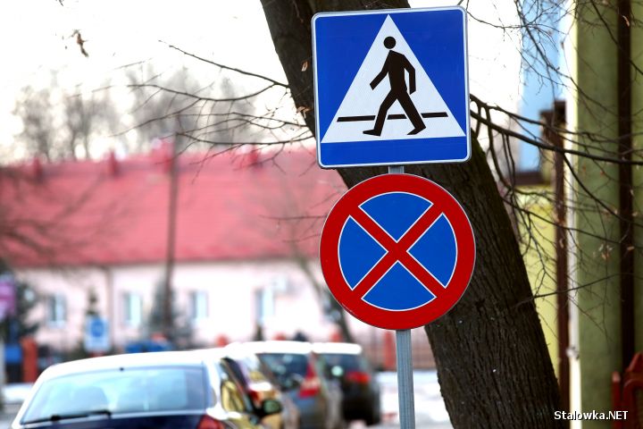Ze względu na brak parkingu dla szkoły postawiony znak jest lekceważony przez kierowców.