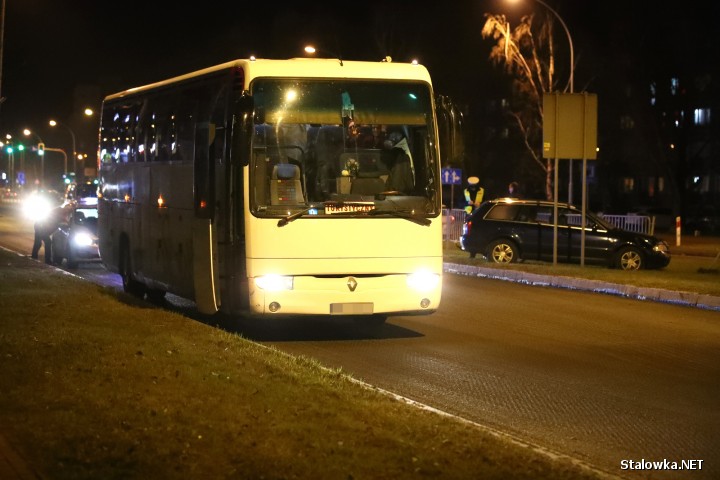 Kolizja na Alejach Jana Pawła II. Zderzył się autobus z samochodem osobowym.