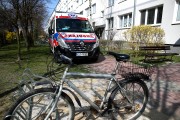 Akcja miała miejsce w bloku na ulicy Poniatowskiego 35 w Stalowej Woli. Mieszkańcy krytykowali brak dróg dojazdowych dla służb ratunkowych.