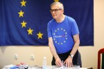 - Jak to się stało, że flagę europejską można palić, że można o niej mówić, że jest szmatą, że stała się symbolem oporu, trwa jej wydzieranie zamiast merytorycznej dyskusji - pytał Olgierd Łukaszewicz.