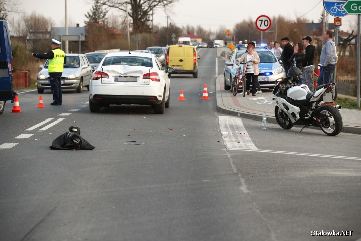 Do wypadku doszło w Rzeczycy Długiej. Rannego motocyklistę zabrał śmigłowiec LPR.