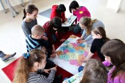 Dzieci szukały śladów sympatycznego Koziołka w Polsce, których jak wiadomo, najwięcej znajduje się w Pacanowie.