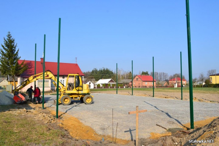 Ruszyły prace przy budowie boiska wielofunkcyjnego w Korabinie zlokalizowanego w bezpośrednim sąsiedztwie budynku po byłej szkole.
