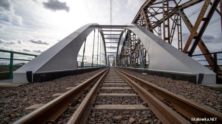 PKP Polskie Linie Kolejowe S.A. zarządzają 3 326 mostami na liniach eksploatowanych. Łączna długość obiektów, wykorzystywanych w ruchu pasażerskim i towarowym wynosi 133,5 km.
