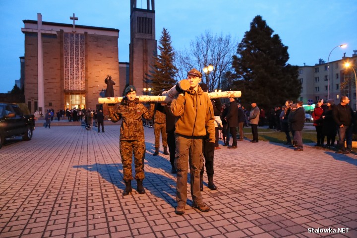 Wierni wyruszyli o godzinie 19:30 z Bazyliki Konkatedralnej, udając się Alejami Jana Pawła II pod Krzyż Milenijny, rozważając na szlaku czternaście stacji.
