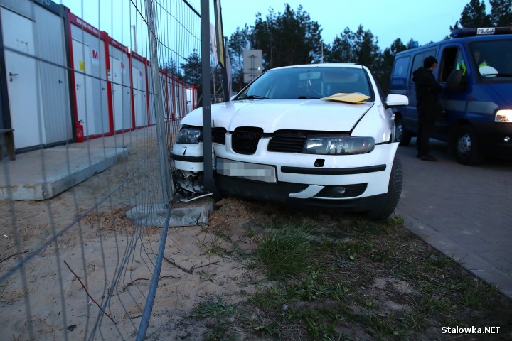 Na ulicy Kasprzyckiego w Stalowej Woli auto wjechało w płot budowanej hali ARP.