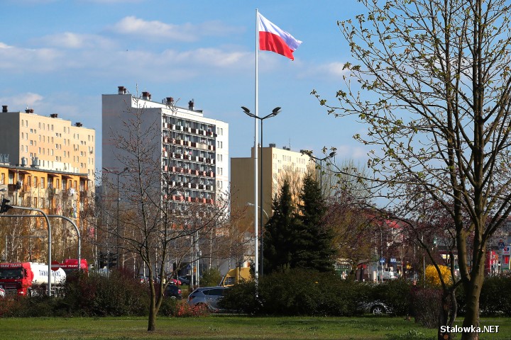 Po dłuższej przerwie flaga Polski powróciła na 18-metrowy maszt w centrum Stalowej Woli.