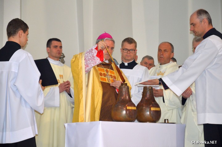 W Wielki Czwartek, ponad 300 kapłanów z Diecezji Sandomierskiej wzięło udział w Bazylice Konkatedralnej we Mszy Krzyżma. Biskup Krzysztof Nitkiewicz poświęcił oleje święte. Zgromadzeni księża odnowili swoje kapłańskie przyrzeczenia.