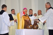 W Wielki Czwartek, ponad 300 kapłanów z Diecezji Sandomierskiej wzięło udział w Bazylice Konkatedralnej we Mszy Krzyżma. Biskup Krzysztof Nitkiewicz poświęcił oleje święte. Zgromadzeni księża odnowili swoje kapłańskie przyrzeczenia.