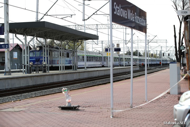 Pociąg w jedną jak i drugą stronę przejechał wolno przez Stalową Wolę nie zatrzymując się na stacjach. 
