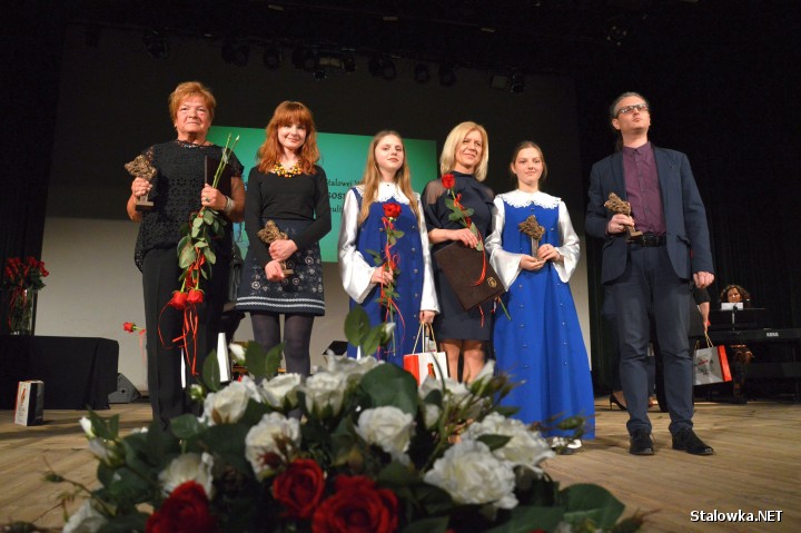 Od lewej Jadwiga Kukuła, Aleksandra Grzela, Katarzyna Pisera z chórzystkami i Bartosz Kanach.