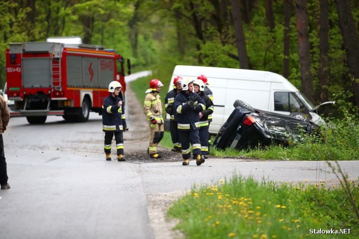Za mostem na rzece Łęg w Kępiu Zaleszańskim (gmina Zaleszany) doszło do wypadku drogowego, w którym dwie osoby zostały ranne.